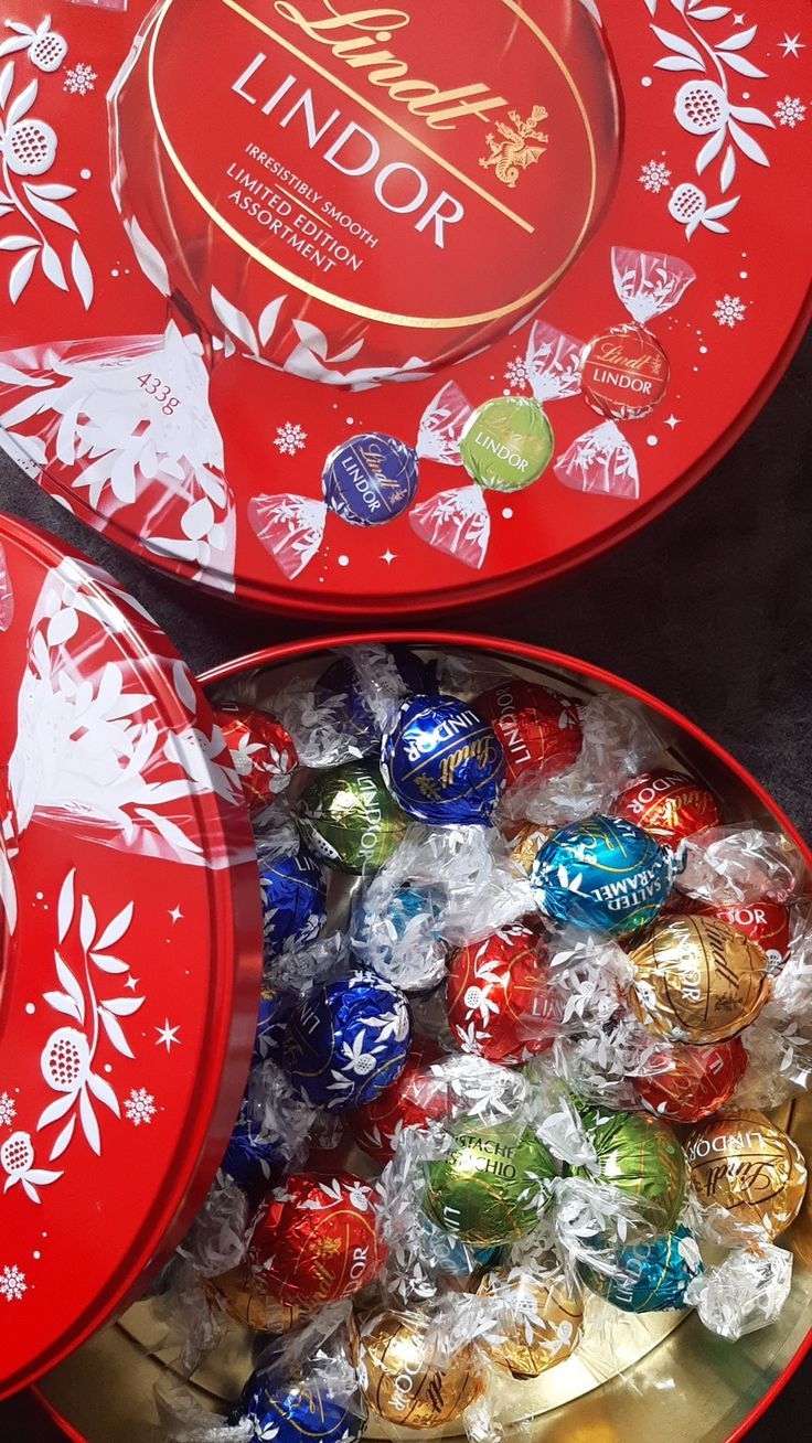a4edac59d01b27dad8e26b78762f91ee-副本.jpg Lindt Lindor Mixed Chocolate Truffle Chocolate Can 900g in two boxes – perfect for sharing – Chocolate balls with a smooth, melt-in-your-mouth filling, red - Image 1